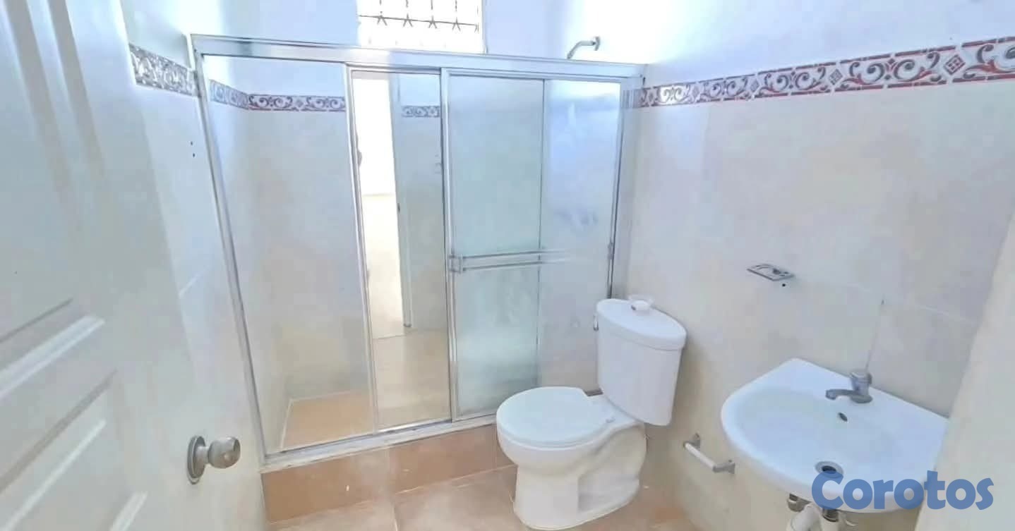 casas - rento casa en la calle francisco próximo a la HATUEY  2