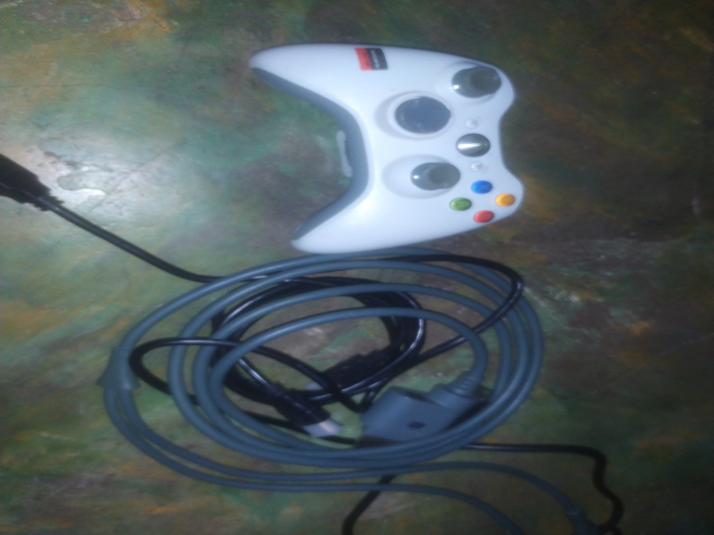 consolas y videojuegos - Xbox 360 con tres juegos, un control, un monitor con su bocina