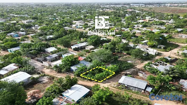 solares y terrenos - Se Vende solar de esquina con 143 metros.  📍En Sec 7