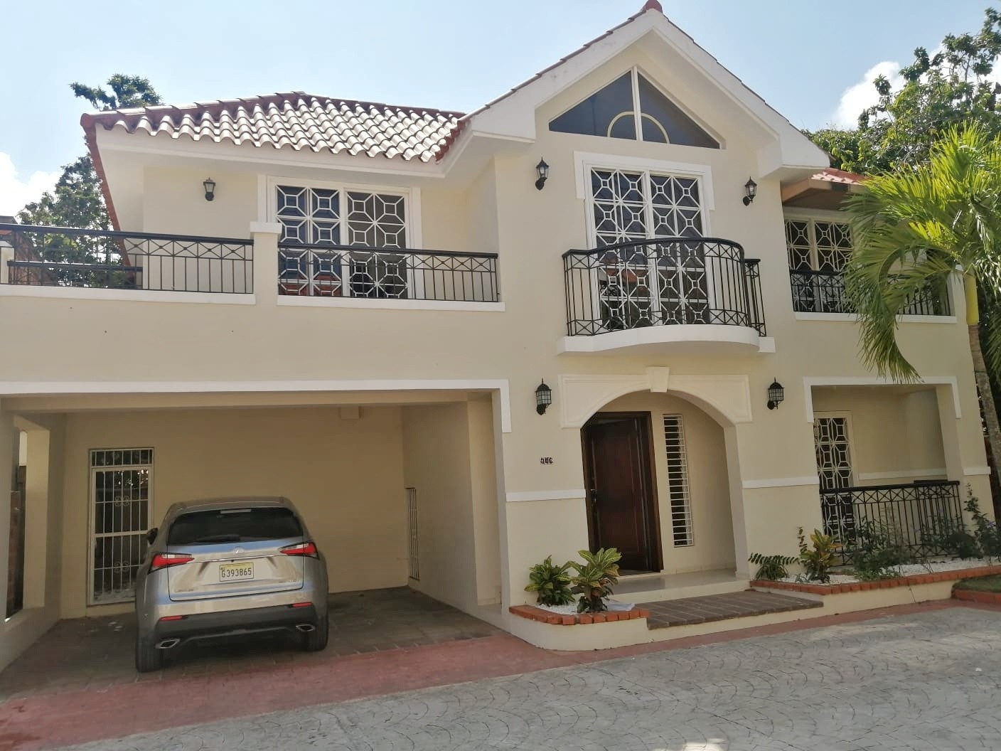 casas - VENDO CASA  EN ARROYO HONDO III, DE 2 NIVELES, 257MTS., $12.2 MILLONES