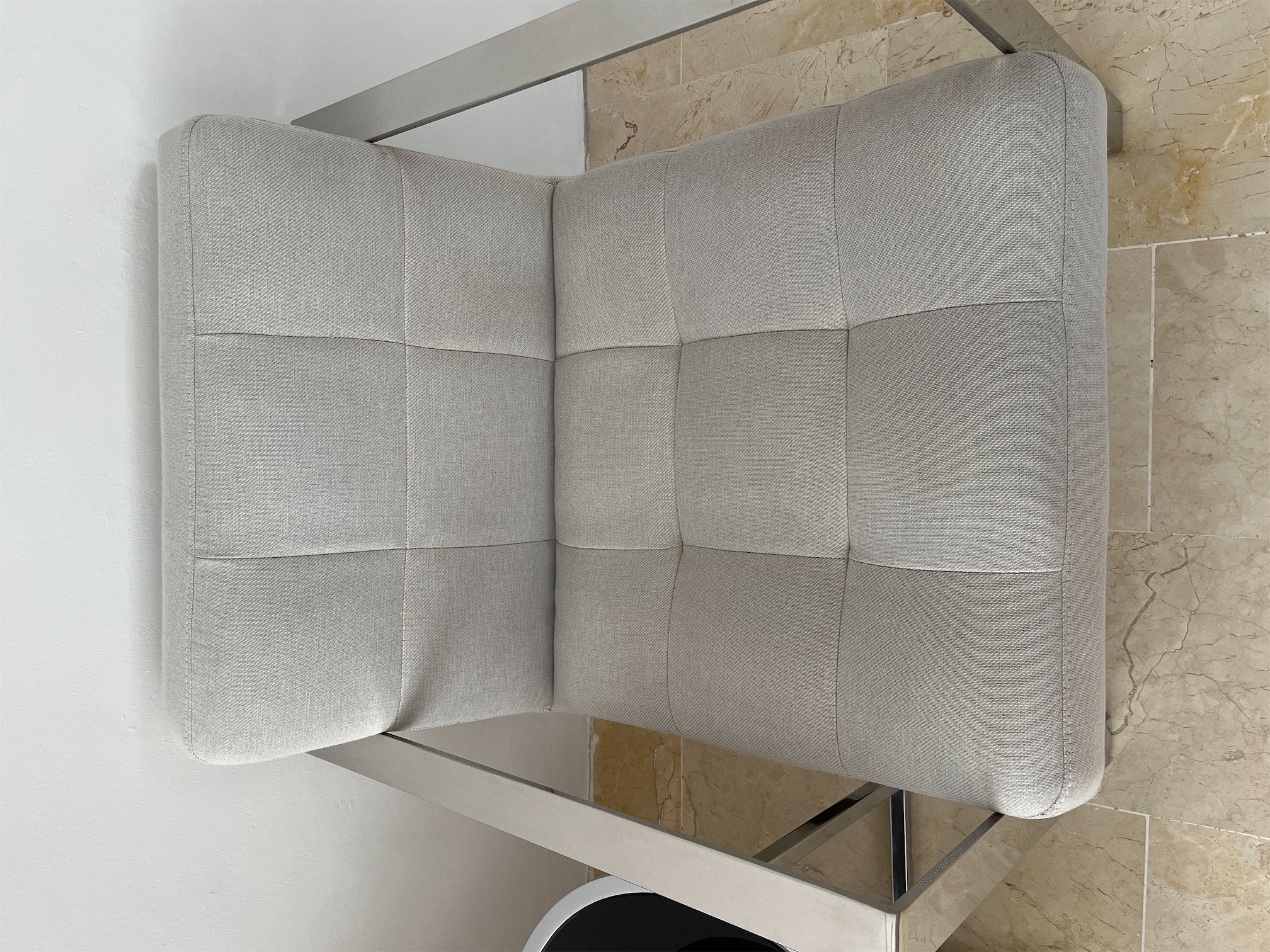 muebles y colchones - Butaca en metal y tapizada en tela crema 1