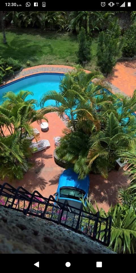 casas vacacionales y villas - Villa con Piscina en Boca Chica  1