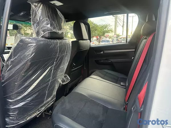 jeepetas y camionetas - Toyota Hilux GR Sport año 2026 0Km. 9