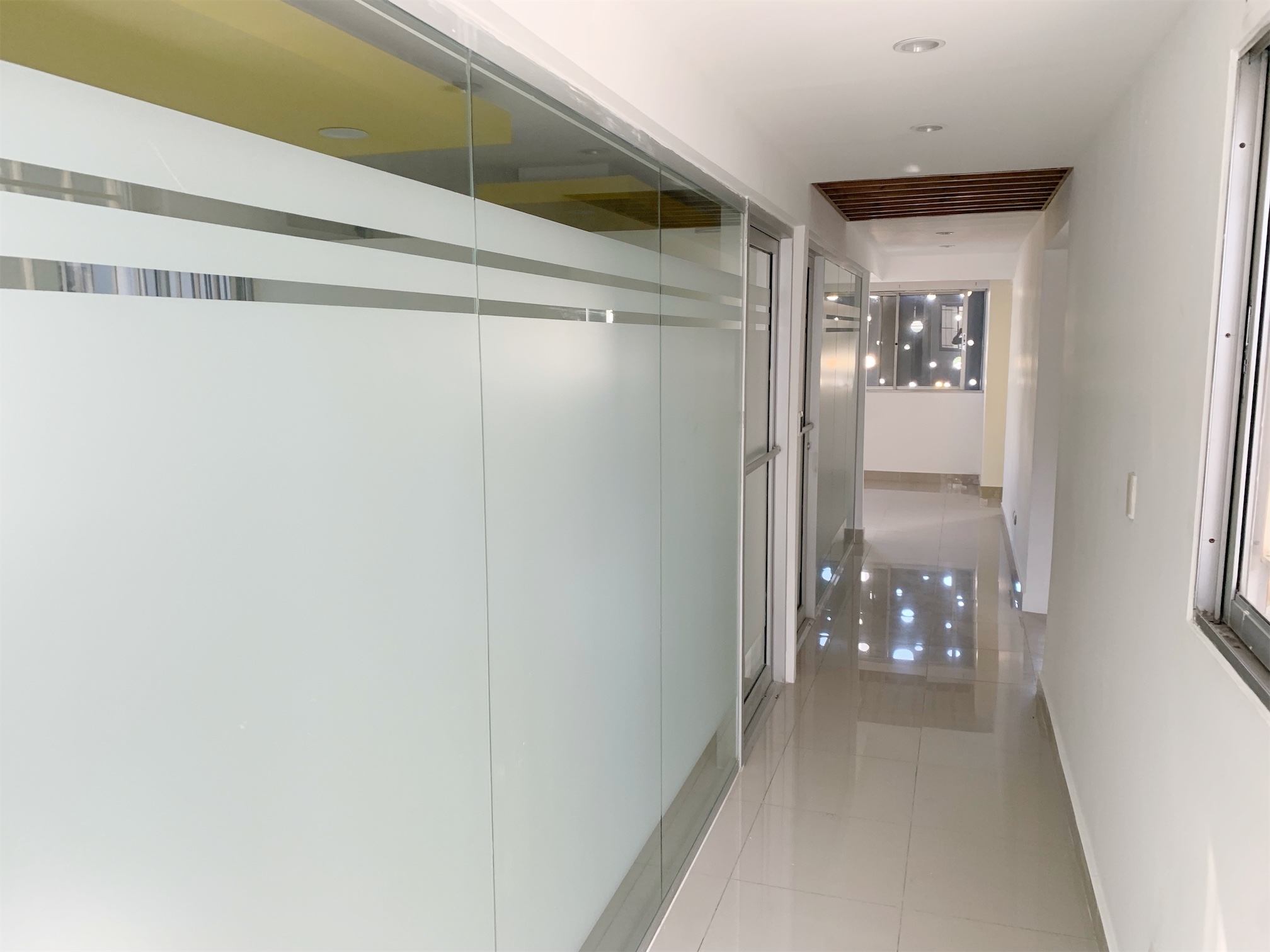 oficinas y locales comerciales - Local con buena iluminación y decoración 7