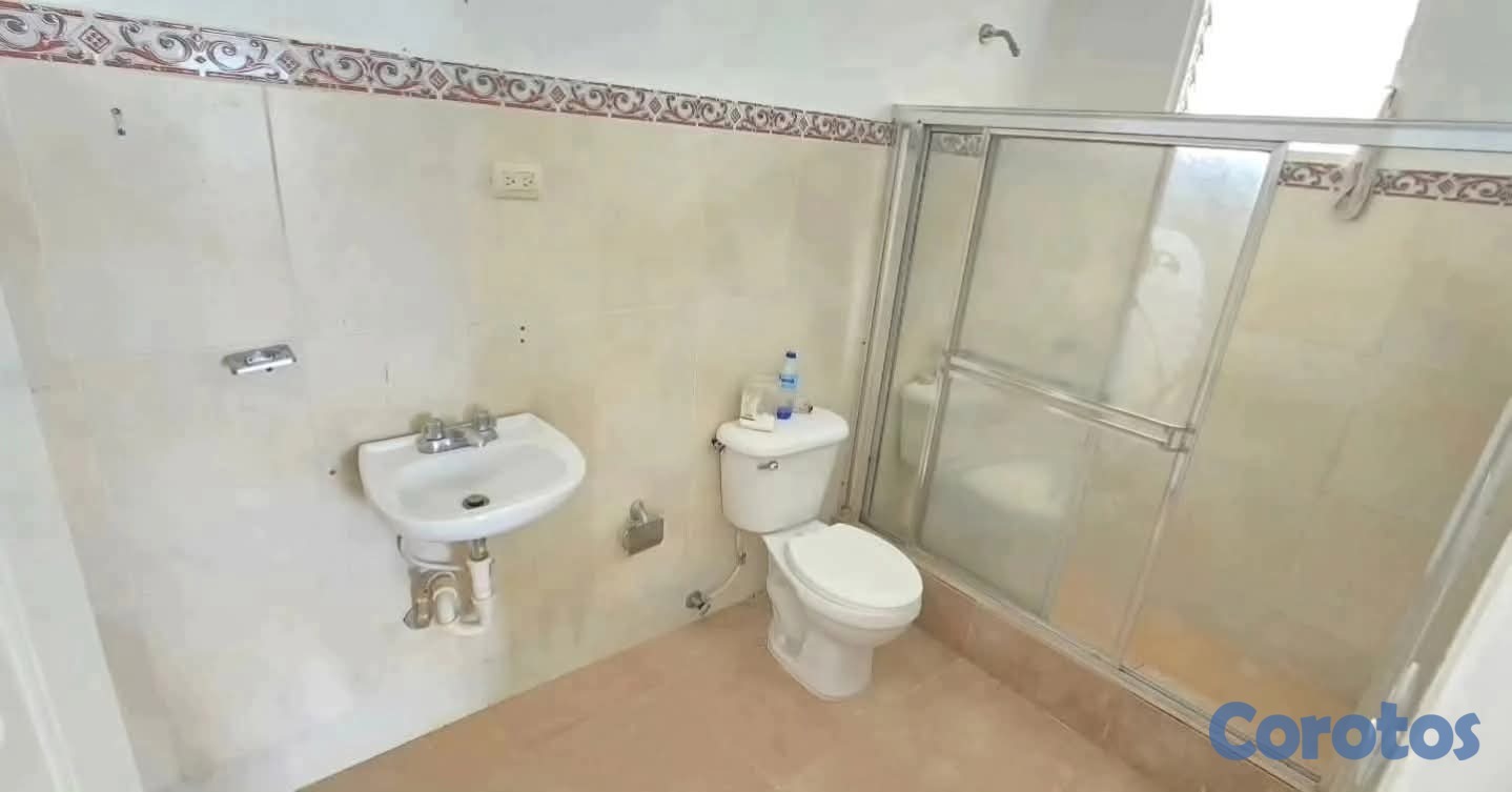 casas - rento casa en la calle francisco próximo a la HATUEY  3