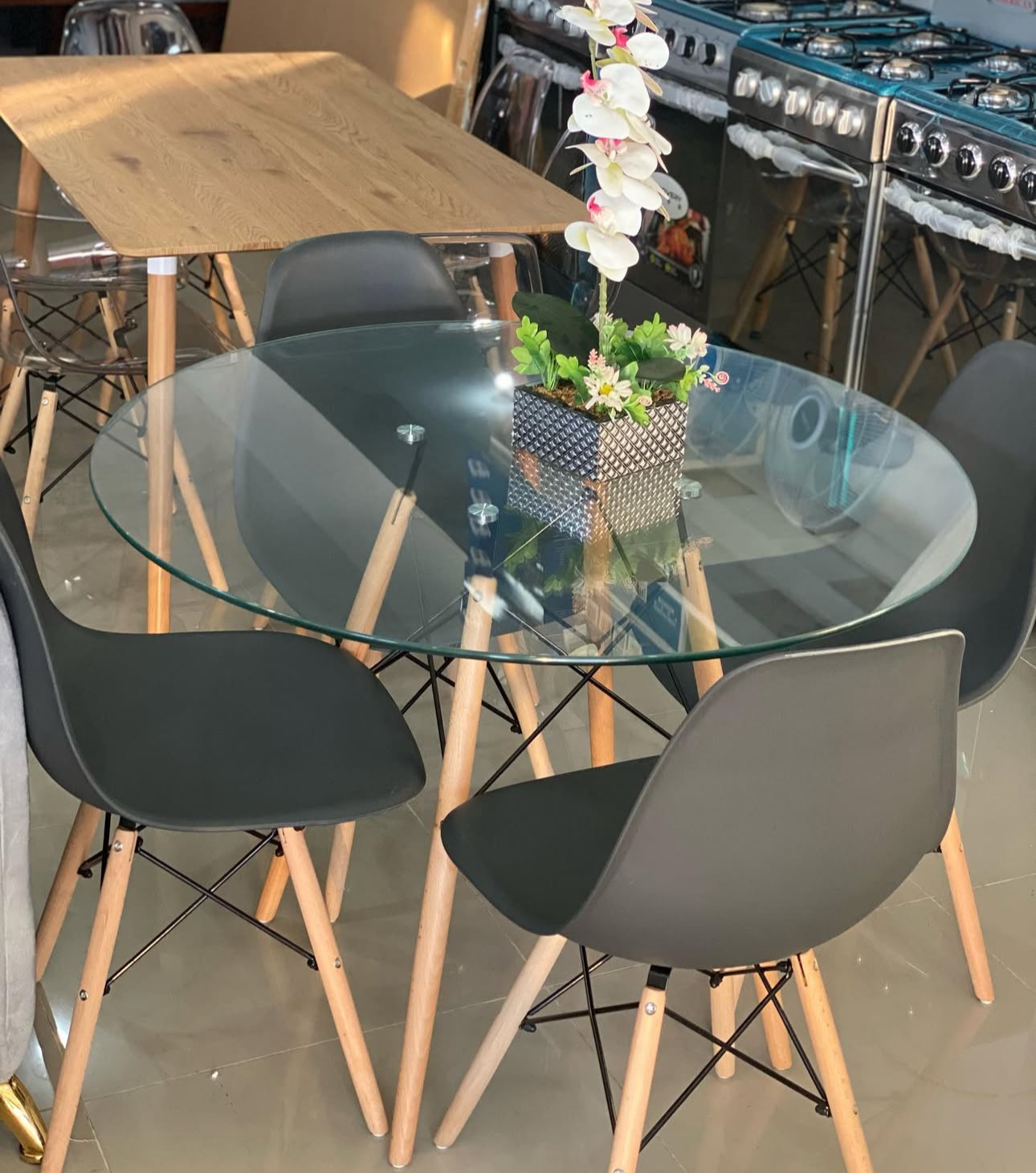 cocina - Comedor nórdico negro con mesa de cristal 1