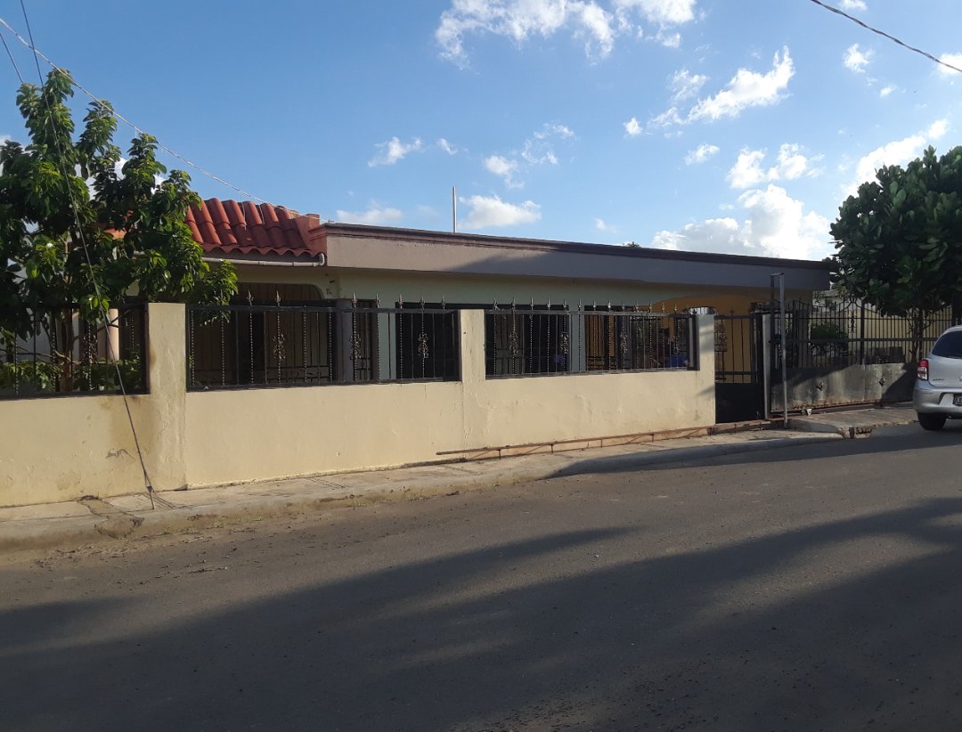 casas - Hermosa Casa, Con Buena Ubicación.