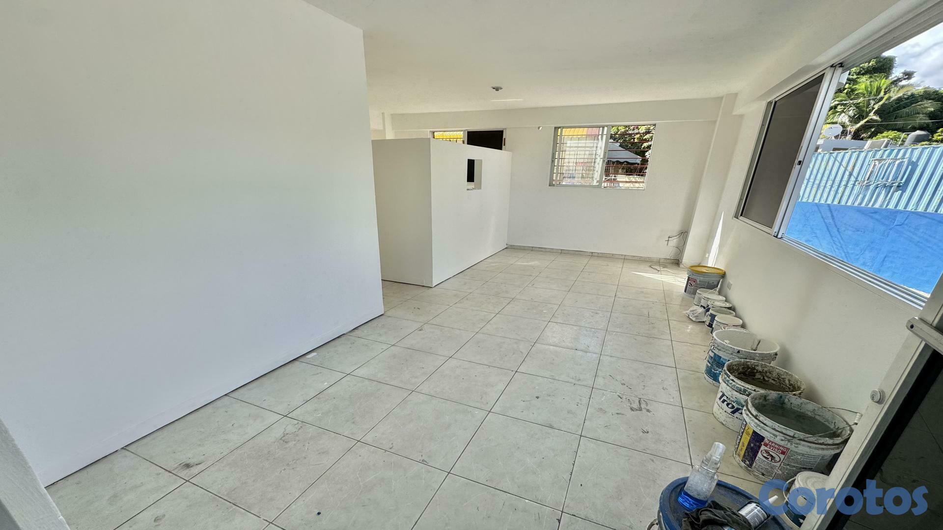 oficinas y locales comerciales - Local Comercial en Los Peralejos, Av. Monumental 3