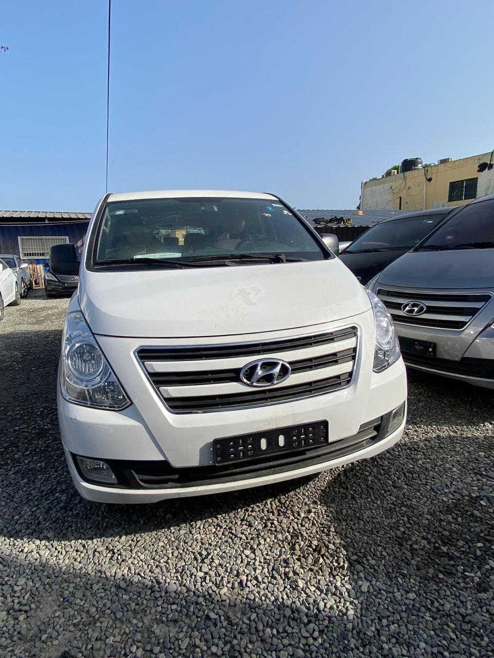 jeepetas y camionetas - HYUNDAI STAREX 2017 BLANCA  0