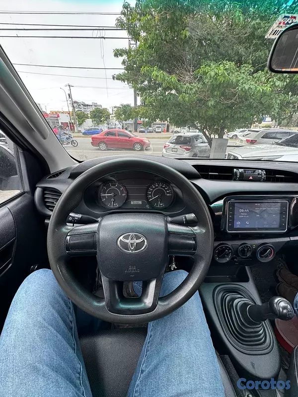 jeepetas y camionetas - Toyota Hilux 2023  4