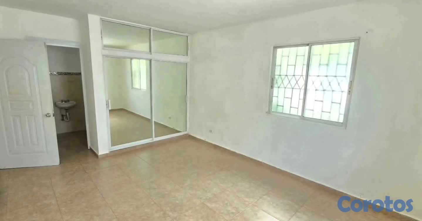 casas - rento casa en la calle francisco próximo a la HATUEY  5