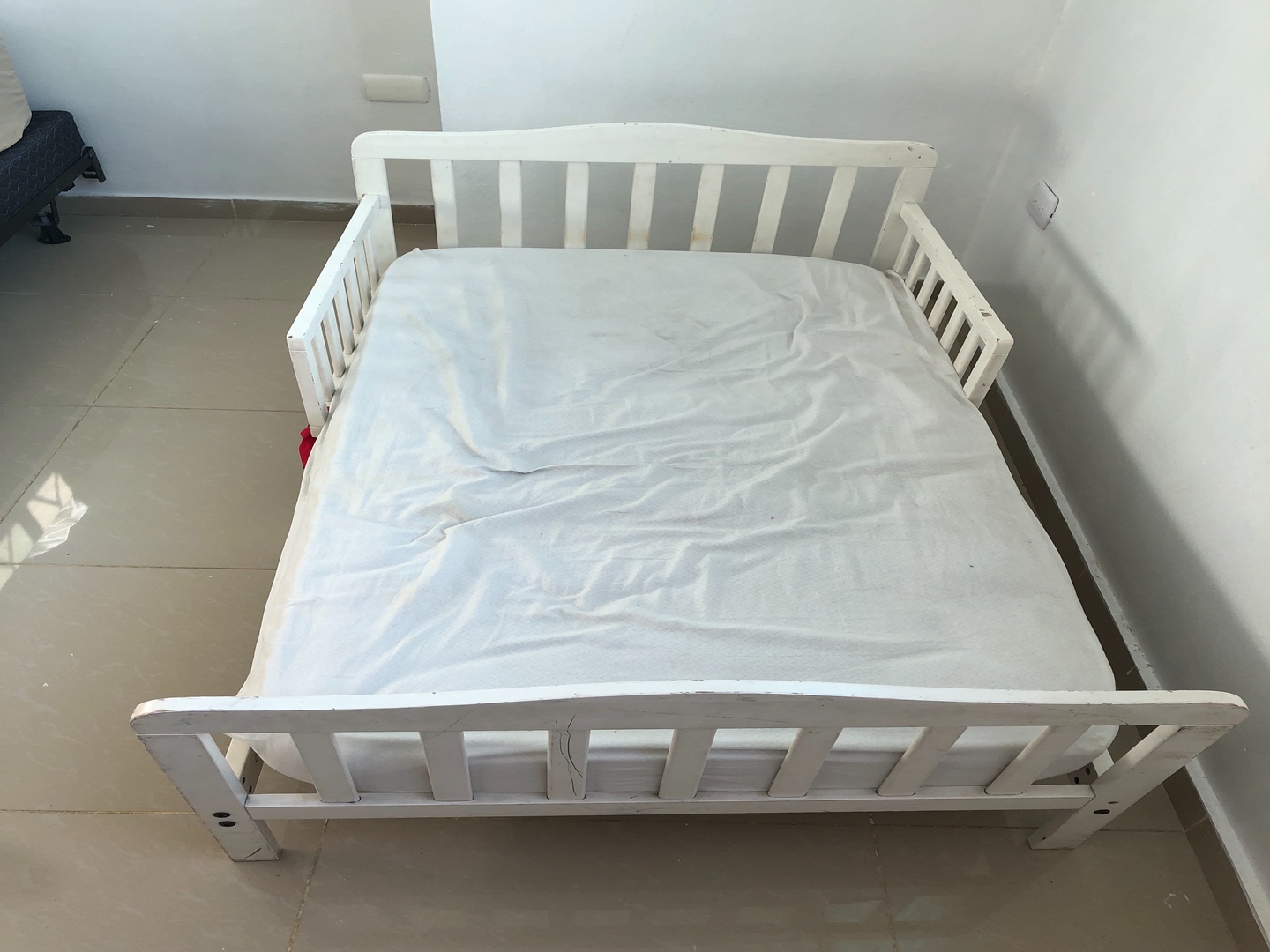 muebles - Vendo cama blanca de niños de 2-7 años con colchón. 