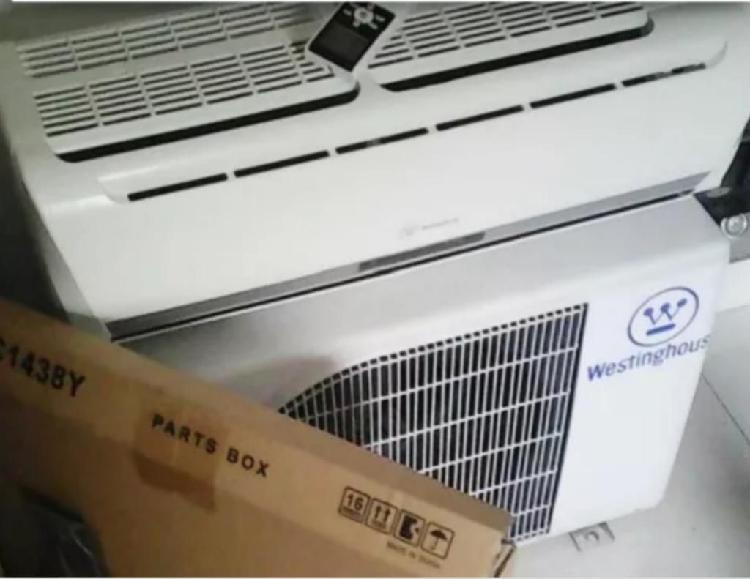 aires acondicionados y abanicos - acondicionador de aire inverter usado 12 mil BTU marca Westinghouse 