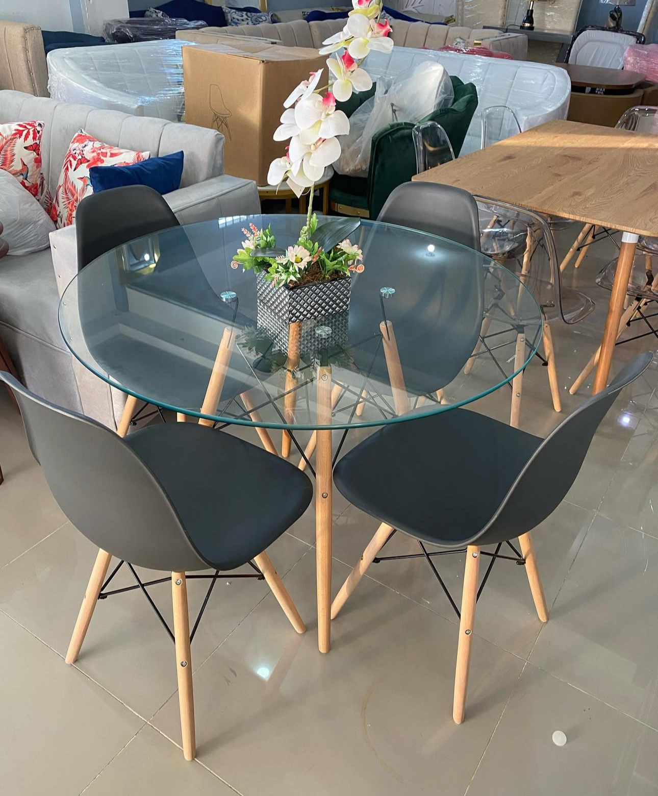 cocina - Comedor nórdico negro con mesa de cristal 2