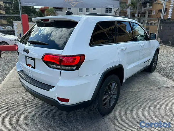jeepetas y camionetas - Jeep Grand Cherokee Laredo 75 Aniversario 2016 6