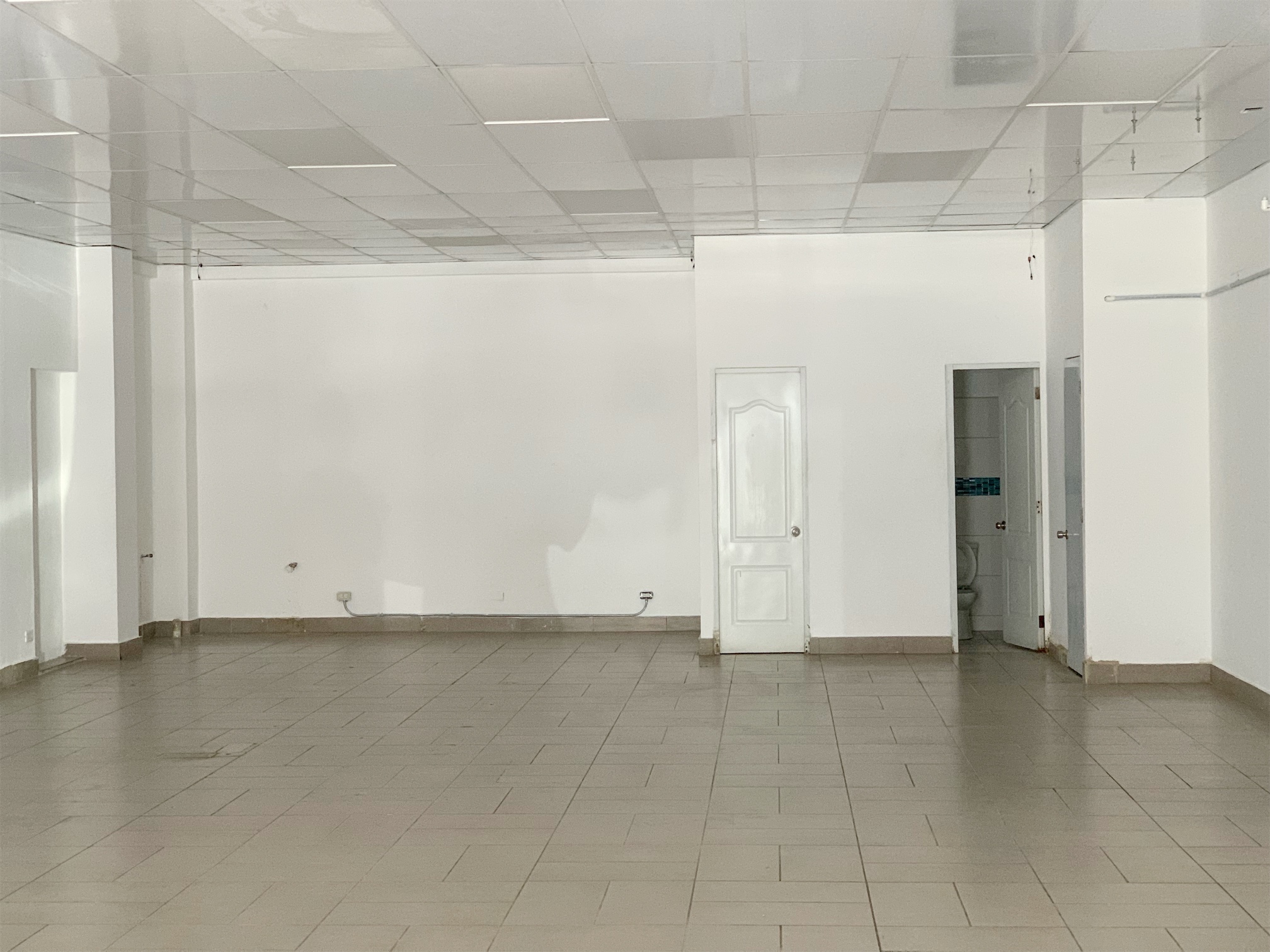 oficinas y locales comerciales - Local primer nivel 130m 1
