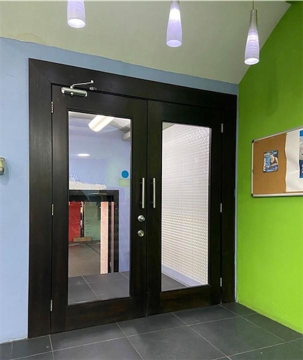oficinas y locales comerciales - LOCAL COMERCIAL EN VENTA PIANTINI
2do nivel, 428m2, 4 baños. 1