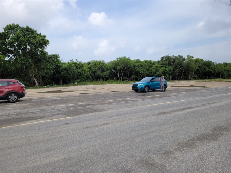 solares y terrenos - Excelente terreno en el cruce de caucedo en boca chica