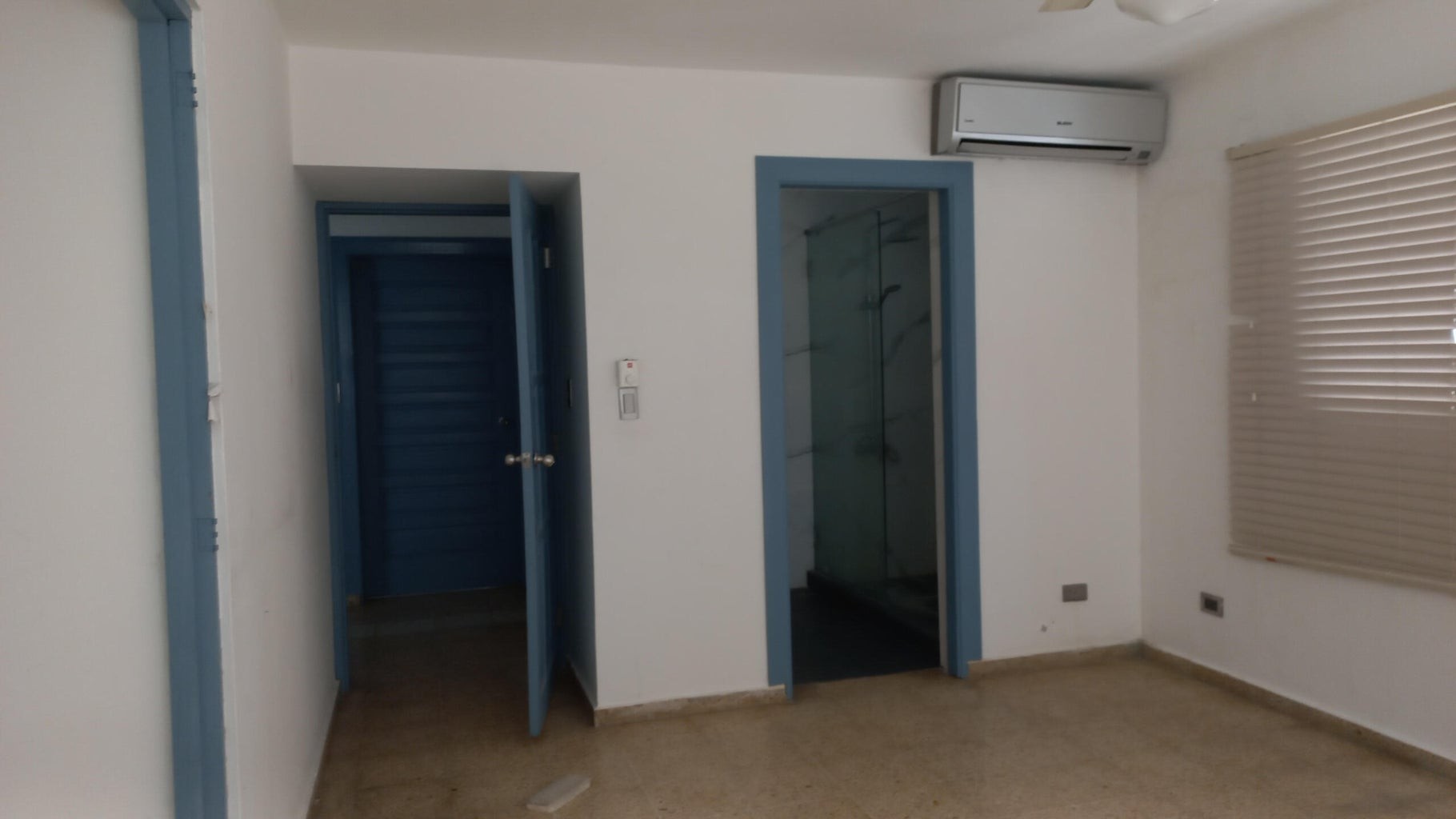 oficinas y locales comerciales - Local comercial con 6 estacionamientos. Amplias áreas internas 2