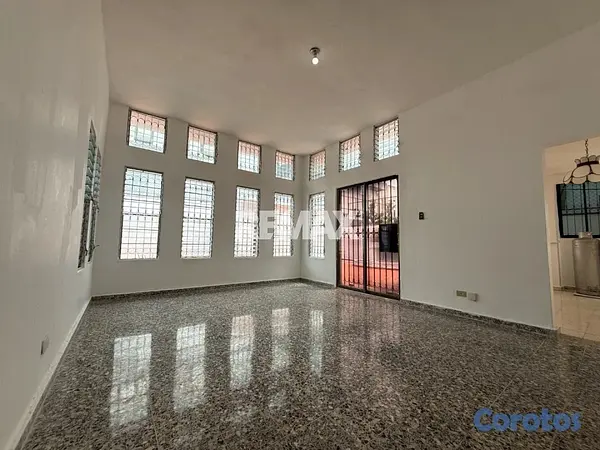 oficinas y locales comerciales - Local comercial de 250mt2 en alquiler en Los Prado 1