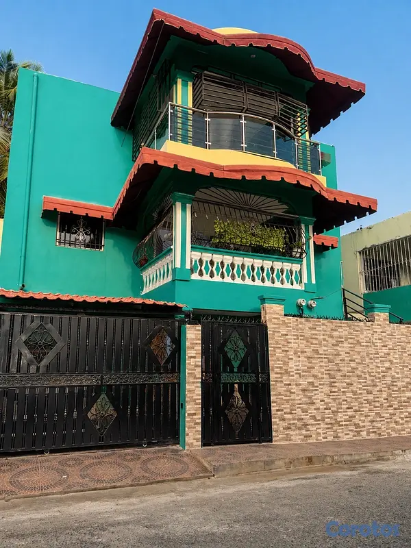 casas - espectacular casa de 3 niveles con excelente ubicación en venta  2