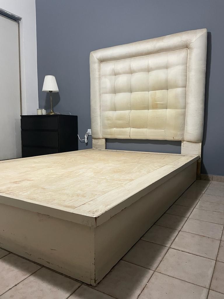 muebles y colchones - Cama size full (solamente la base de la cama)