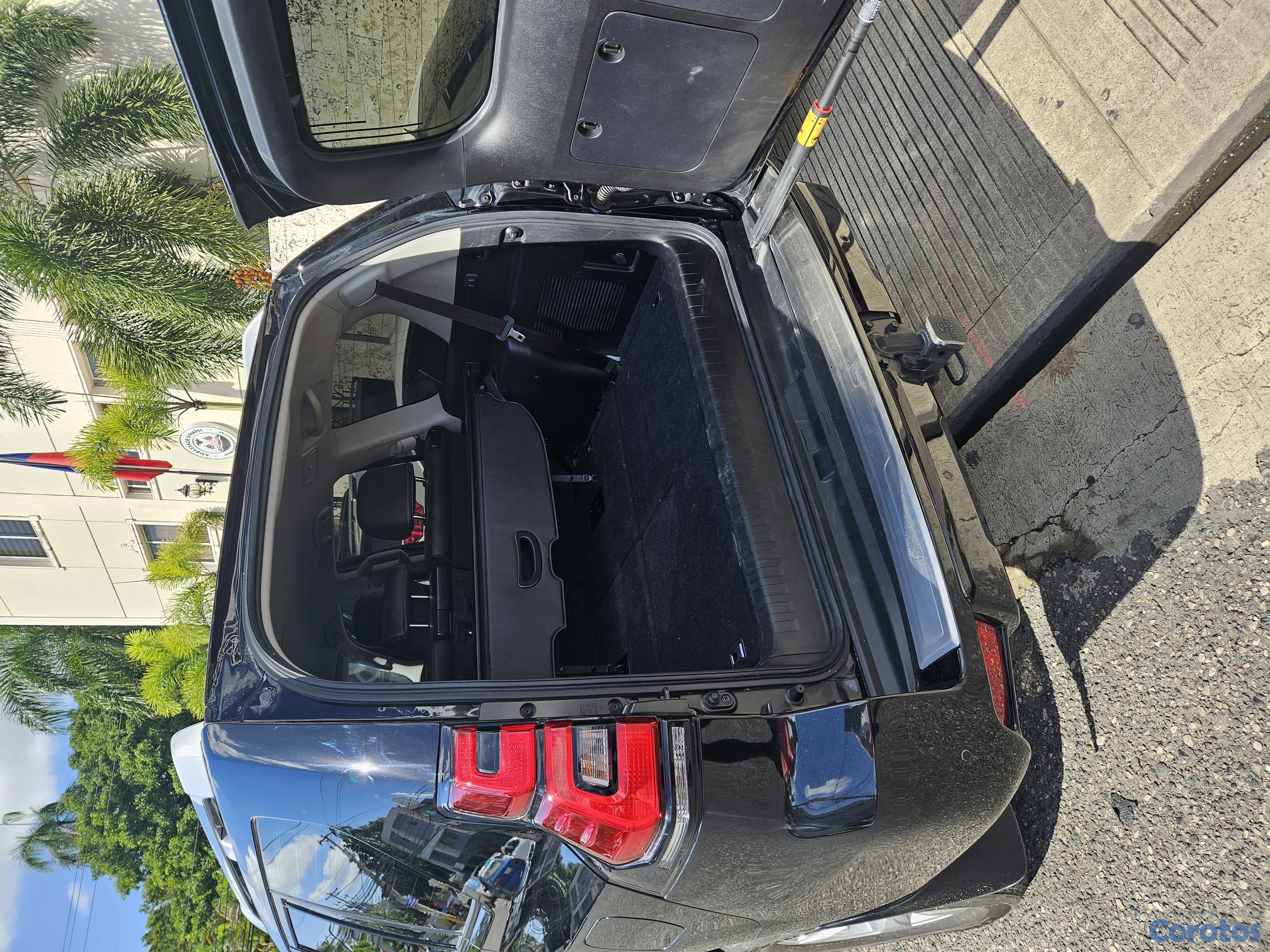 jeepetas y camionetas - Se Vende Prado 2024 casi nueva  5