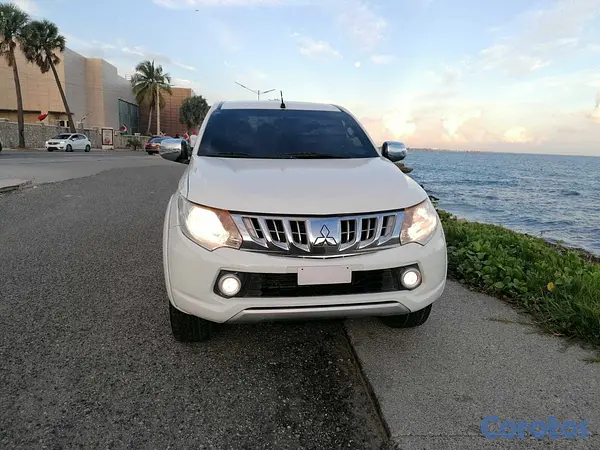 jeepetas y camionetas - Camioneta Mitsubishi L 200 7