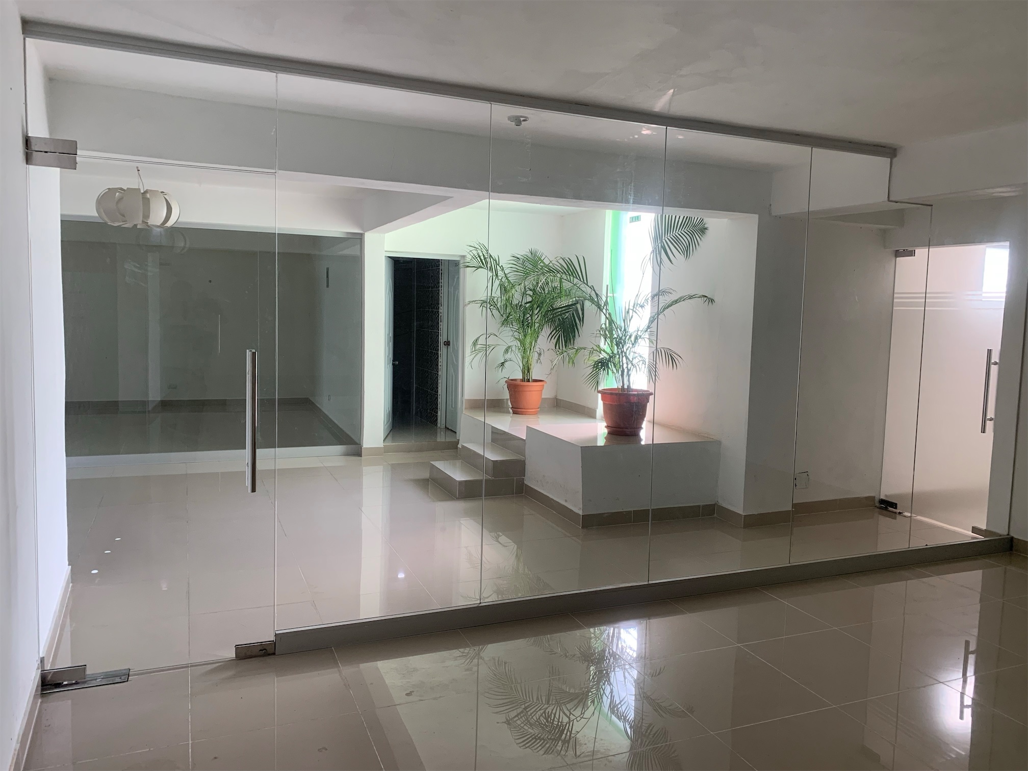 oficinas y locales comerciales - Local céntrico en segundo nivel 2