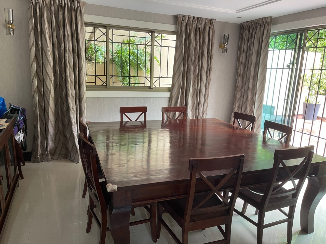 muebles y colchones - Mesa de comedor a juego con sillas a juego en teca. Para interior y exterior.
