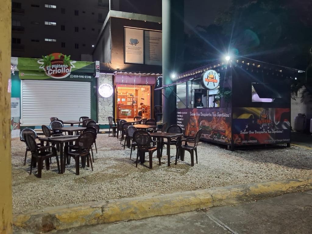 oficinas y locales comerciales - OPORTUNIDAD, Alquiler Food Truck Ubicado en la Rómulo Betancourt, Santo Domingo
