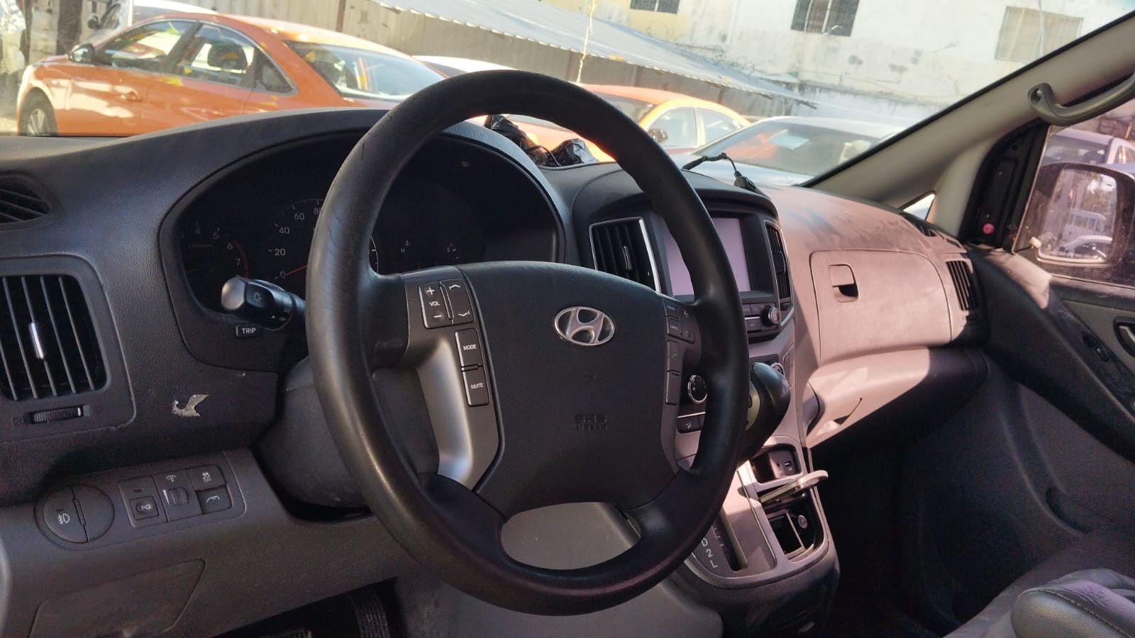 jeepetas y camionetas - HYUNDAI GRAND STAREX 2017 NEGRA 2