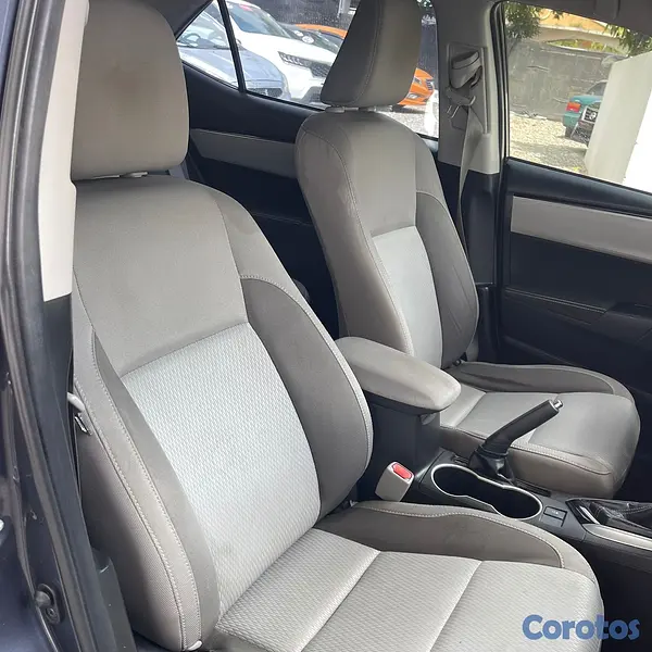jeepetas y camionetas - TOYOTA RAV4 2017 XLE 2