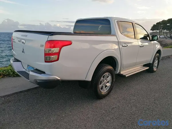 jeepetas y camionetas - Camioneta Mitsubishi L 200 8