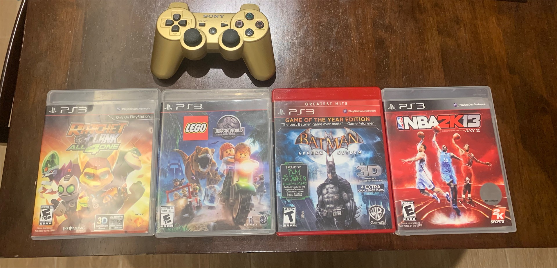 consolas y videojuegos - Juegos de PS3 y un control.