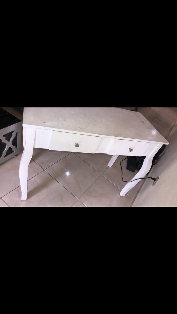 muebles y colchones - Mesa de uñas MARCA IKEA USADA COMO NUEVA SOLO PINTAR