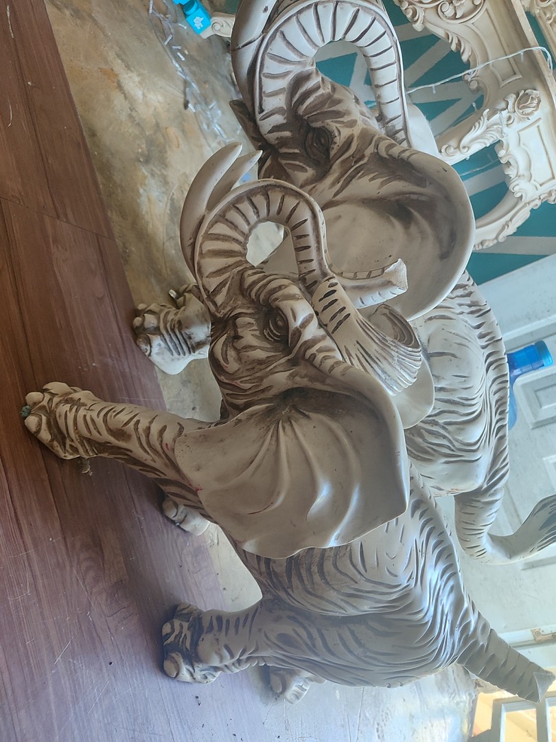 arte y antigüedades - De oportunidad vendo mesa de elefante tiene algunos detalles 