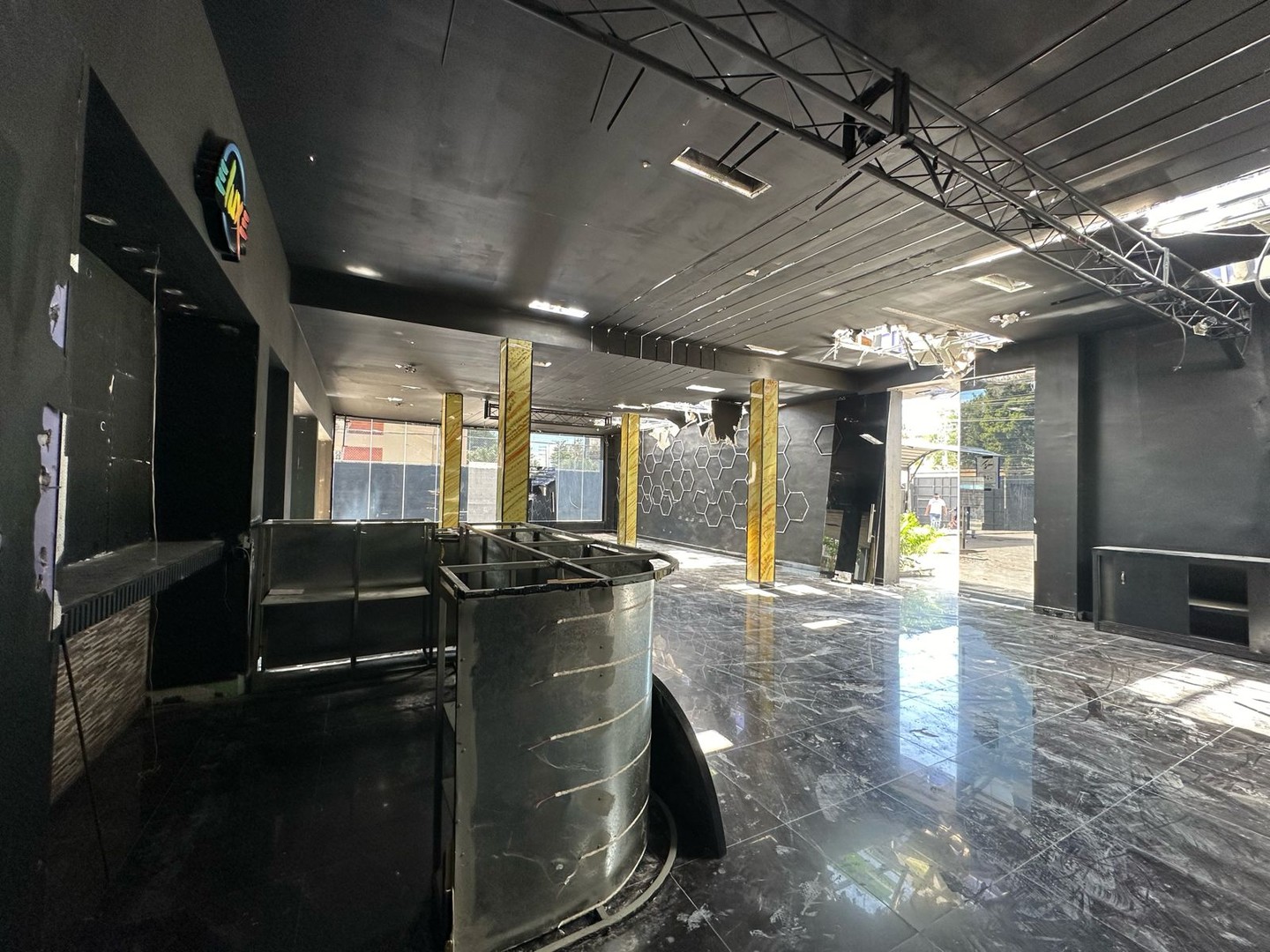 oficinas y locales comerciales - Discoteca y Carwash en venta en la Av. Venezuela  4