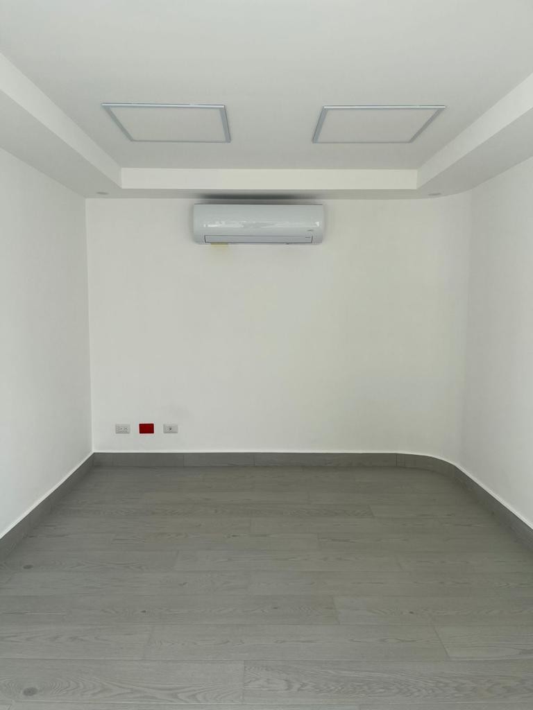 oficinas y locales comerciales - LOCAL EN LOS CACICAZGOS EN EXCELENTE UBICACION 3