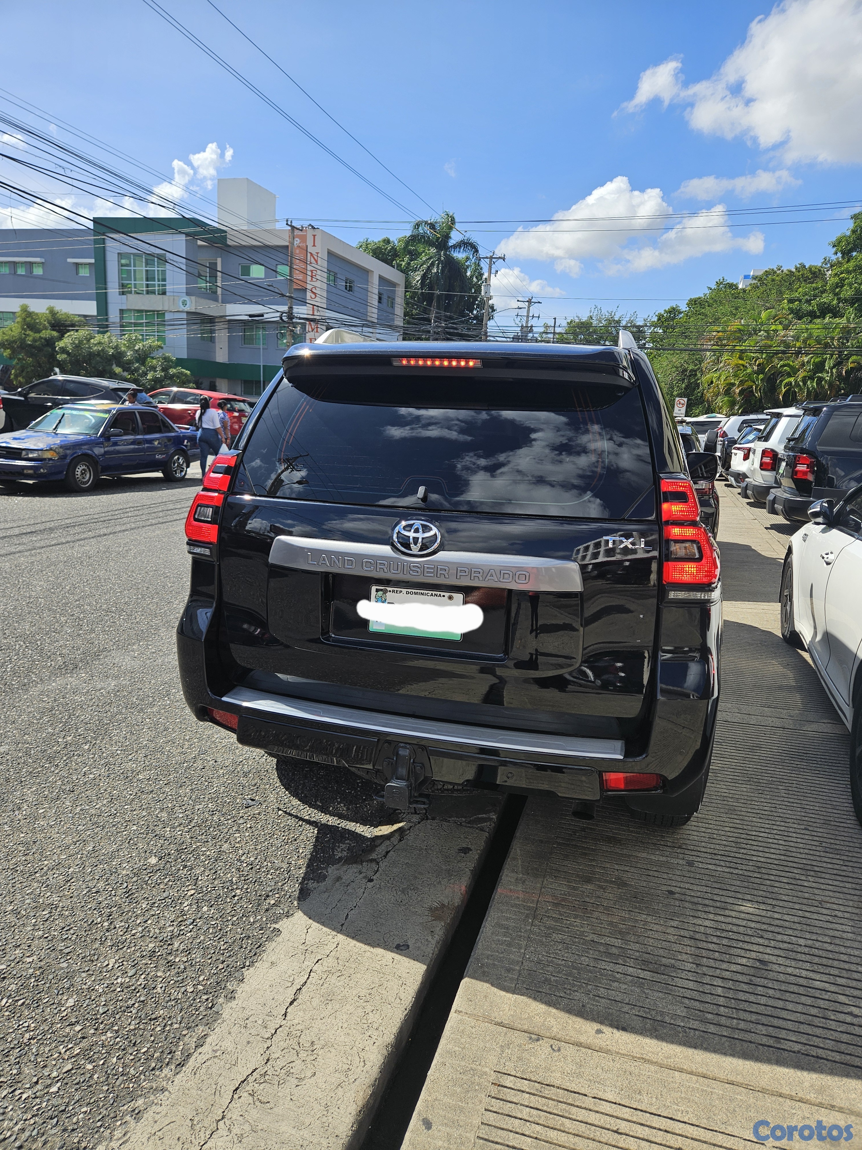 jeepetas y camionetas - Se Vende Prado 2024 casi nueva  6