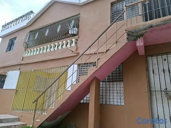 casas - Propiedad de 3 niveles y 5 viviendas en Venta 2