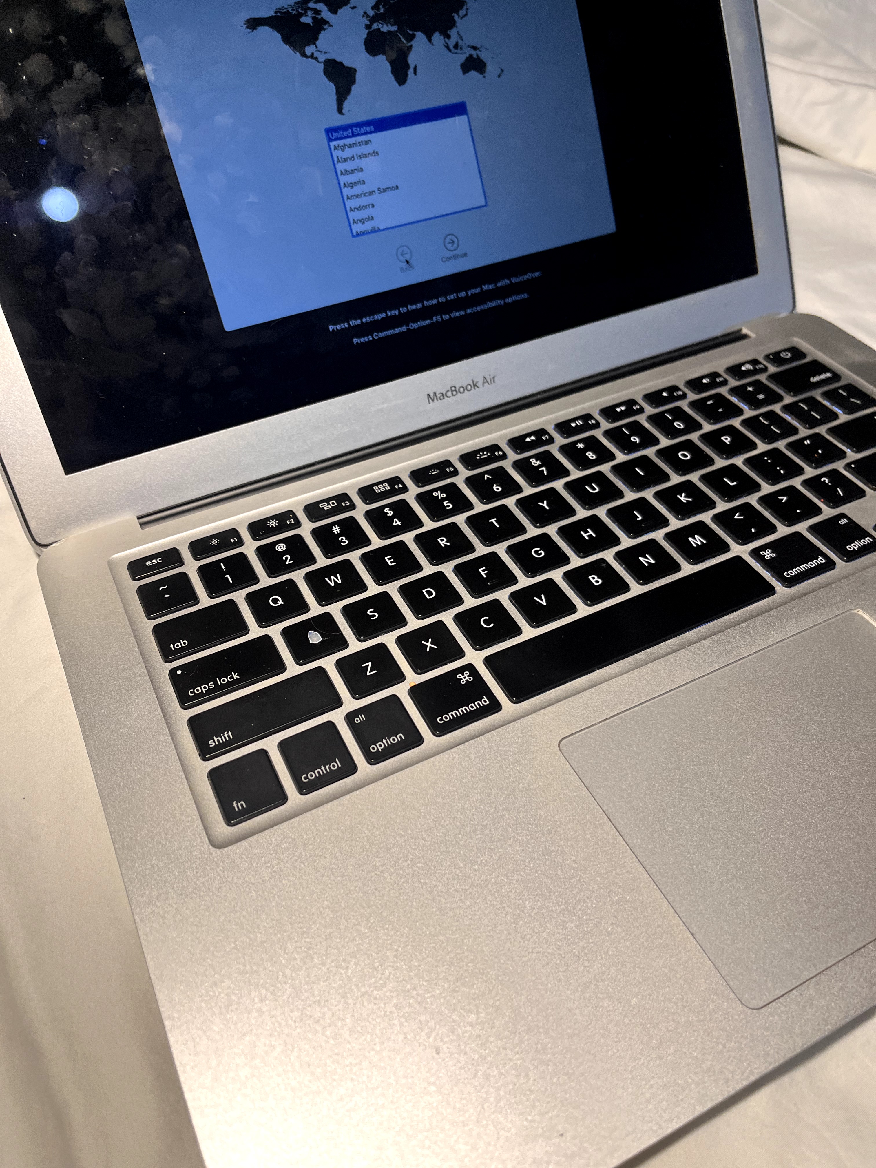 computadoras y laptops - Vendo MacBook Air en Excelente Condiciones- Usada  1
