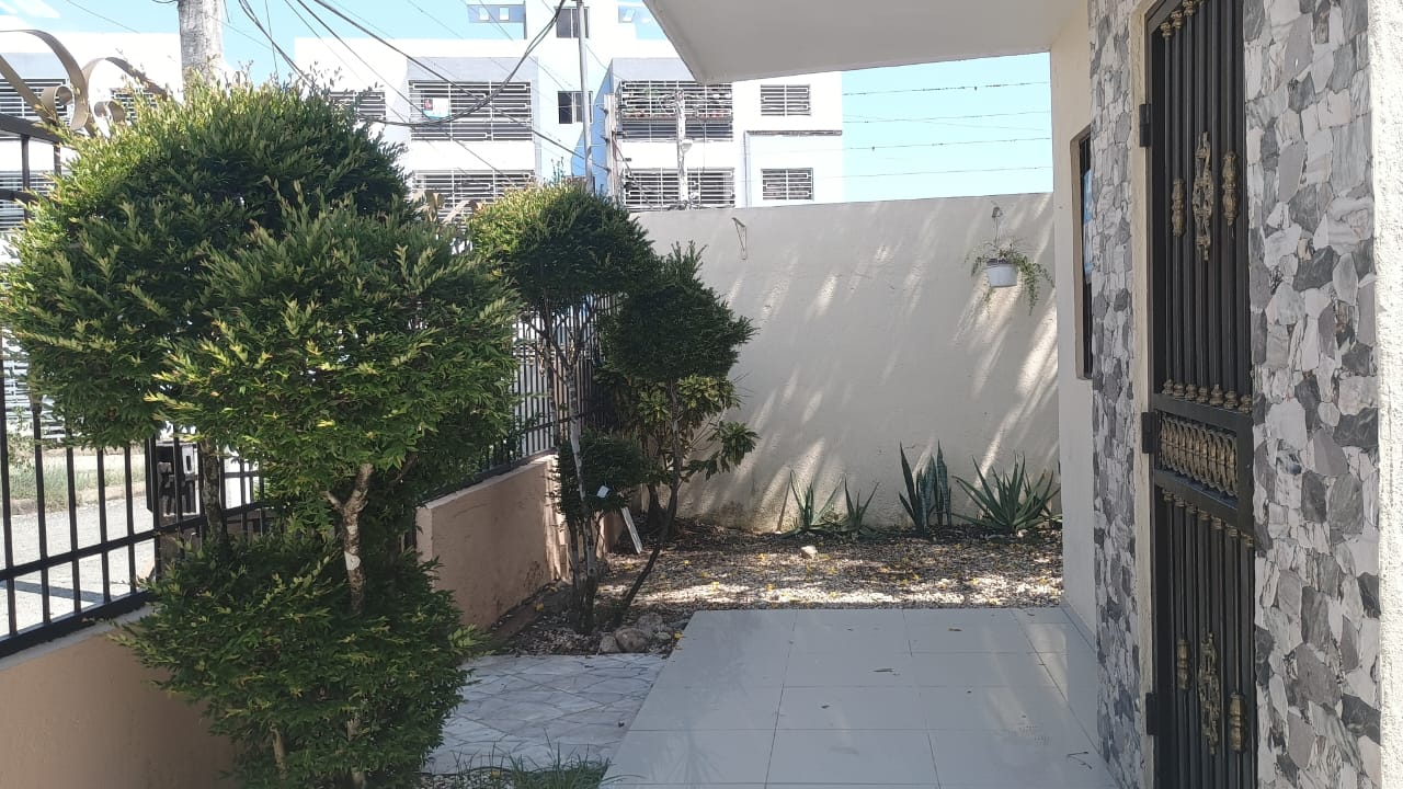 casas - Casas de Alquiler En la Jacobo Majluta  6