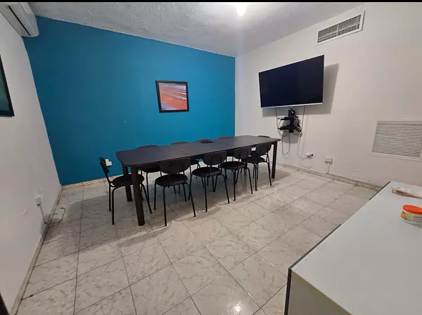 oficinas y locales comerciales - Venta propiedad comercial con almacen 8
