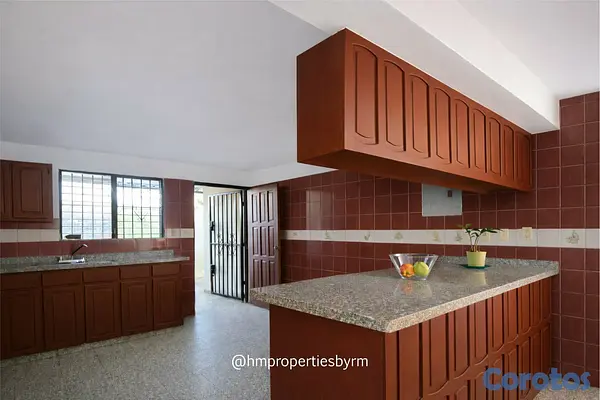 casas - Venta de Amplia Casa de 2 niveles en Miramar – Av. Independencia 5