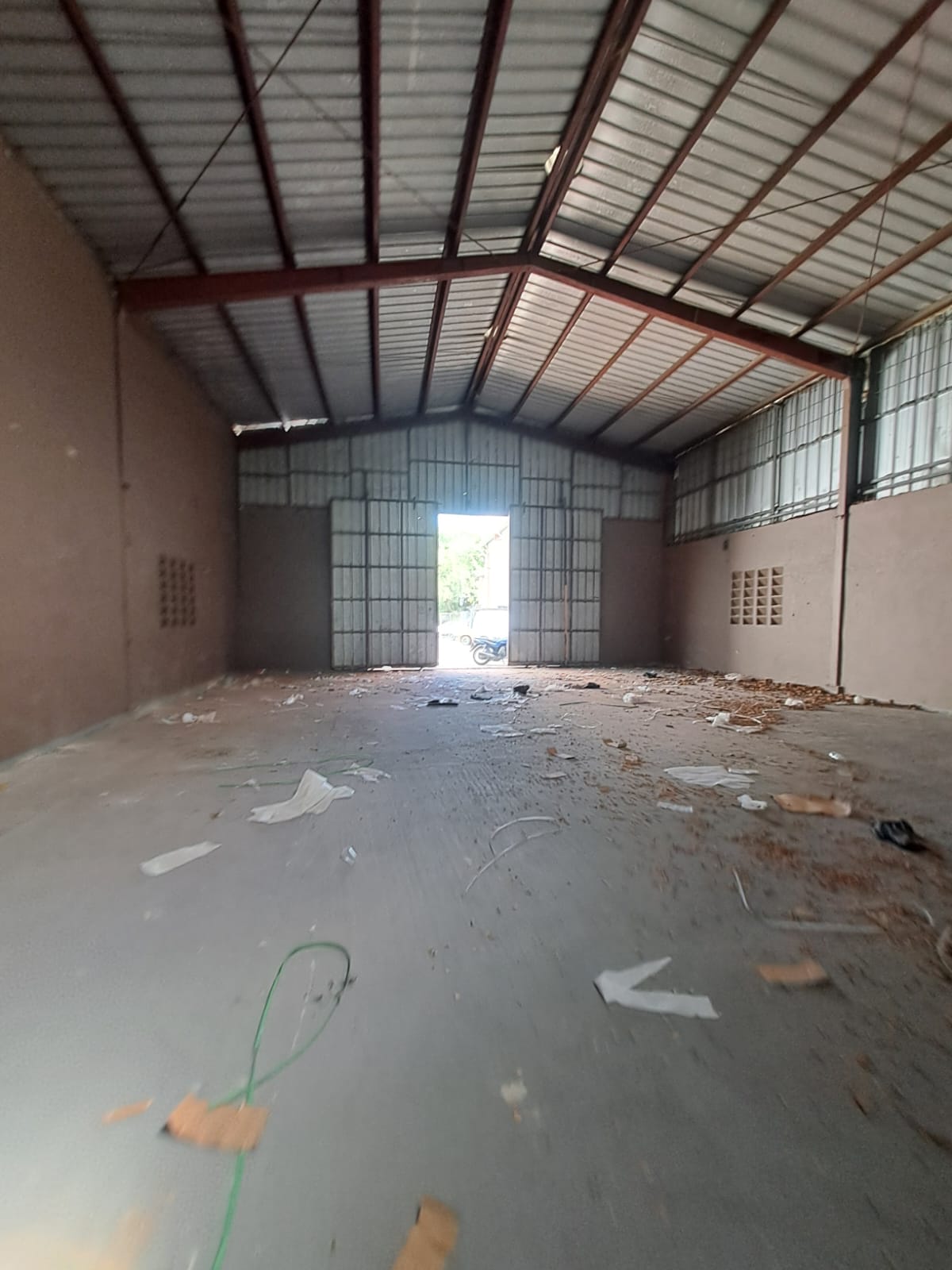oficinas y locales comerciales - AlquiloNave  180  mts próximo al km 14 aut Duarte  6
