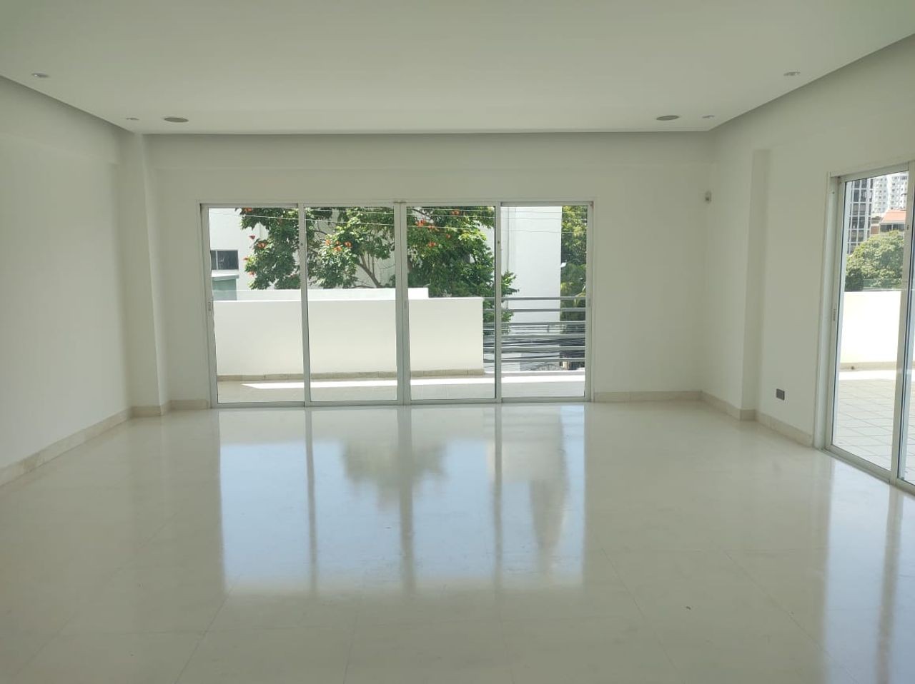apartamentos - Vendo Ensanche Naco Segundo piso con Terraza. 6