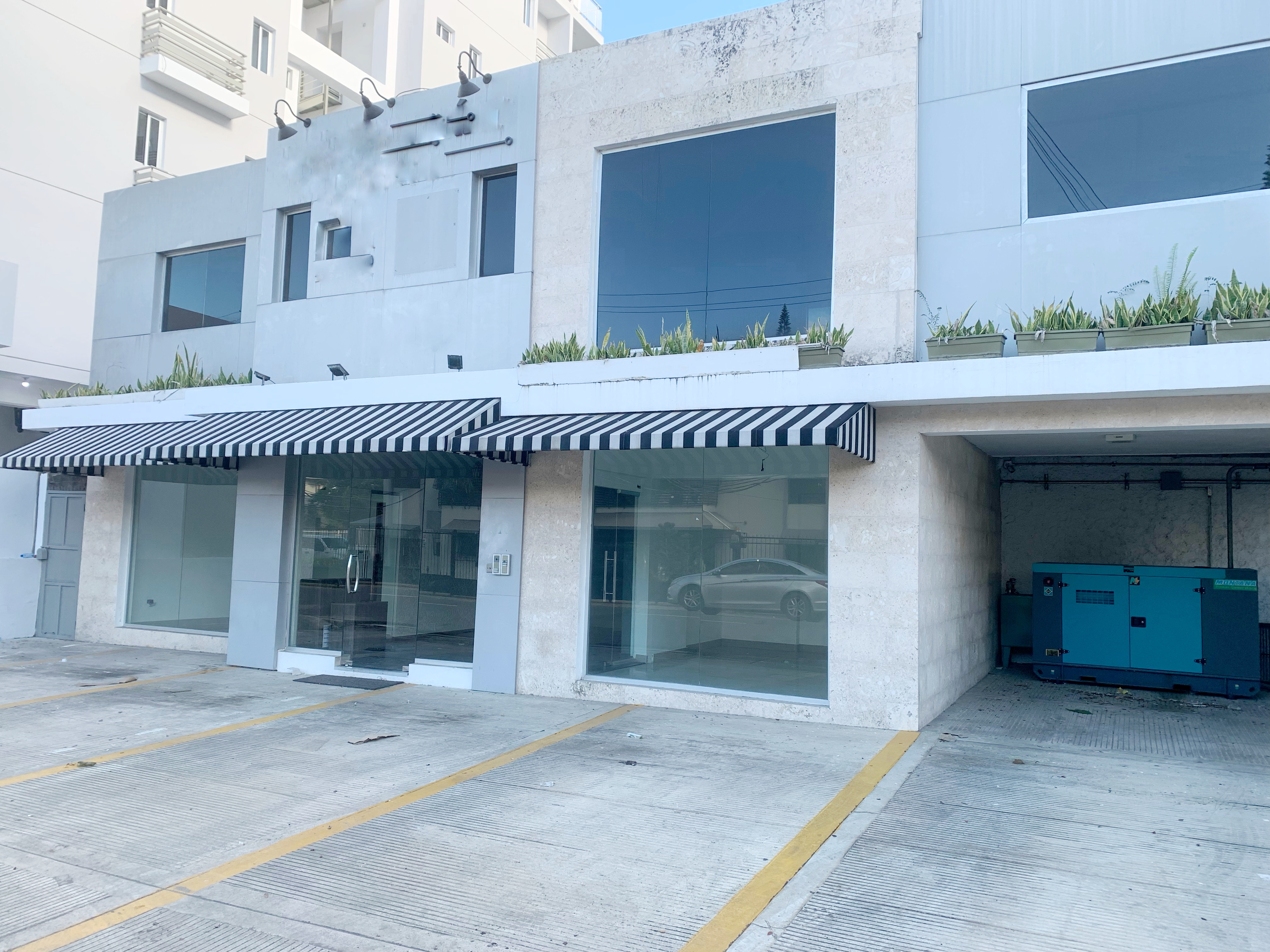 oficinas y locales comerciales - Local moderno y céntrico evaristo 2