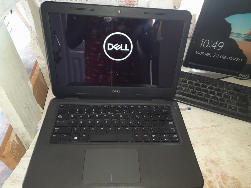 computadoras y laptops - Laptop Dell 3300 core i3 de 7tima generación touch