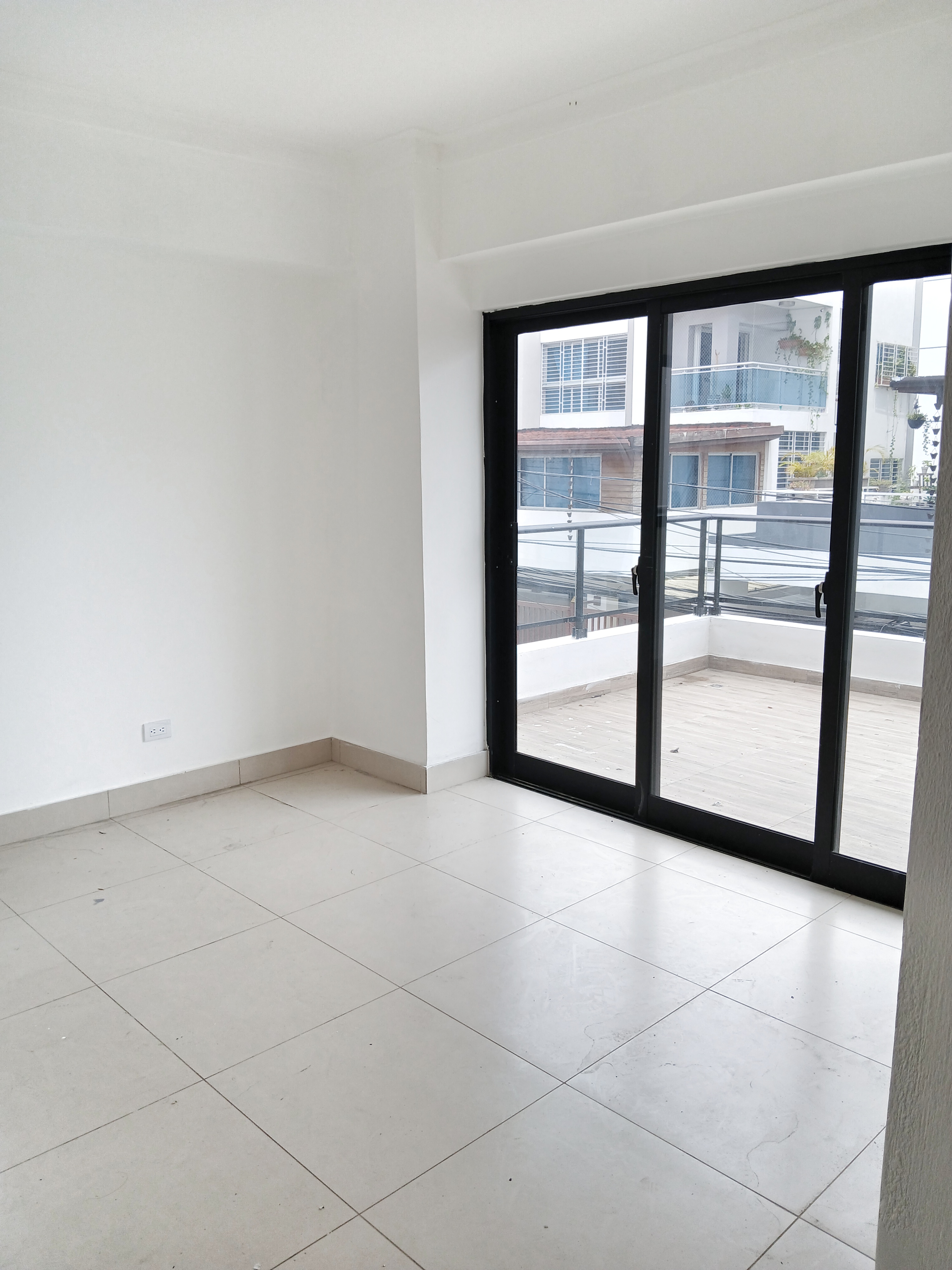 apartamentos - Vendo Apartamento en 2do Nivel | 2 Habitaciones, 2 Parqueos, Amplio Balcón. 

 6
